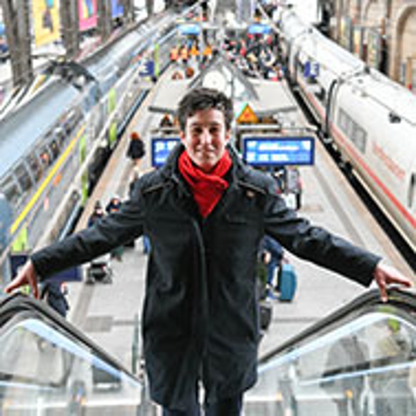 Schlagzeilen - Zugbegleiterin Mareen Harder auf Rolltreppe