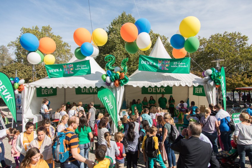 Smarte Schulen - DEVK-Stand beim Weltkindertag