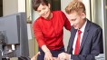 Chef für einen Tag - DEVK-Vorstand Tarja Radler erklärt Schüler etwas