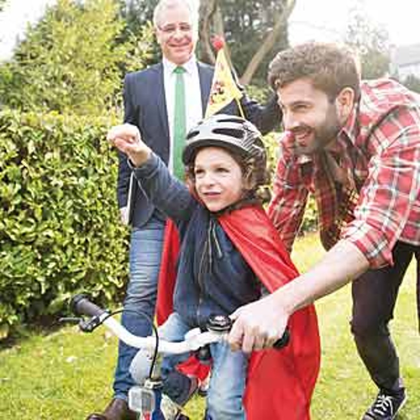 Schlagzeilen - Mann schiebt Kind auf Fahrrad an 
