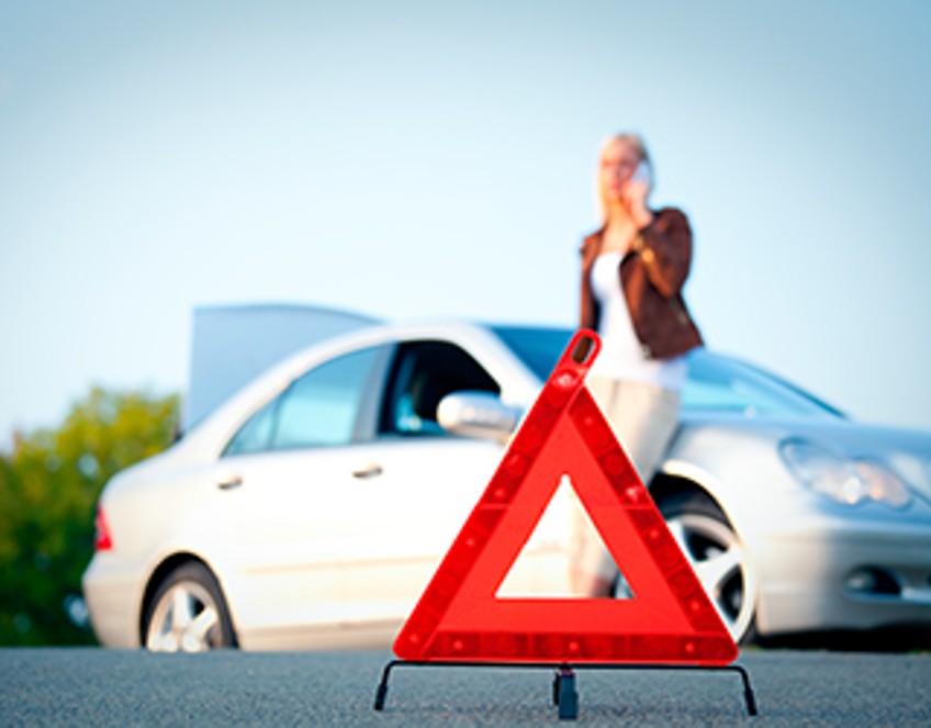 Schlagzeilen - Frau telefoniert aufgrund Autopanne