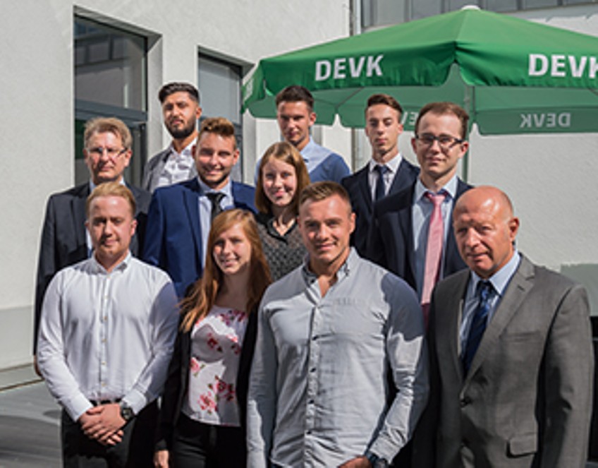 Schlagzeilen - Gruppenfoto DEVK-Auzubildende