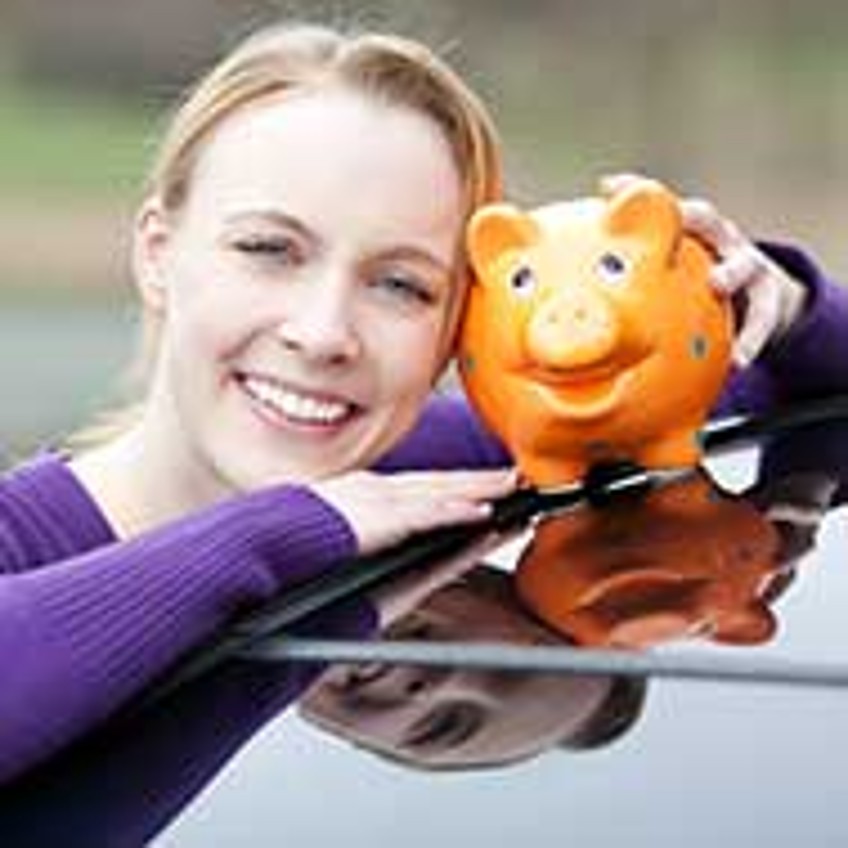 Schlagzeilen - Frau lehnt mit Sparschwein an Auto