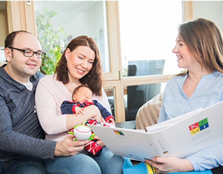 Schlagzeilen - kleine Familie wird beraten 