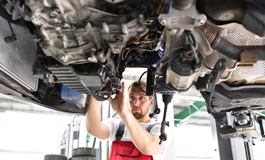 Schlagzeilen - Kfz-Mechaniker steht in Werkstatt