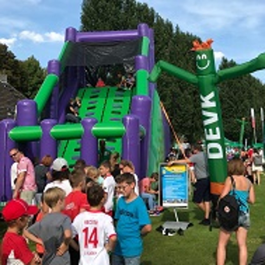 Schlagzeilen - DEVK-Stand bei der Saisoneröffnung des 1. FC Köln