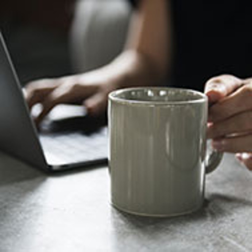 Schlagzeilen - Frau am Laptop mit Kaffeetasse