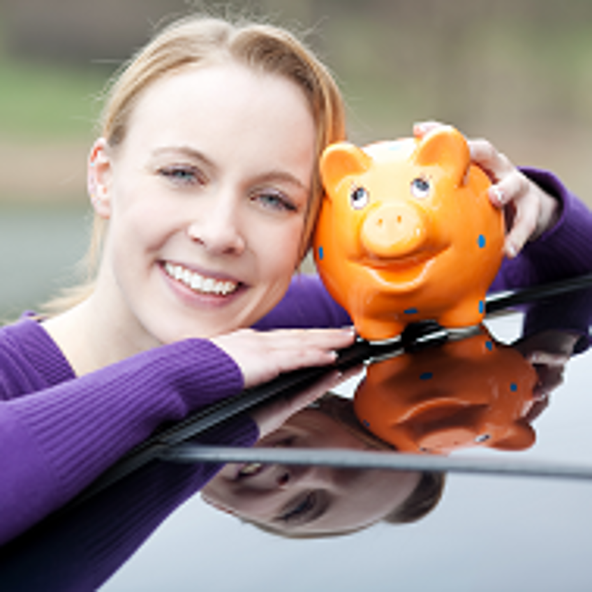 Schlagzeilen - Frau lehnt mit Sparschwein in der Hand an Auto