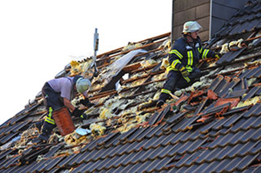 Schlagzeilen - zerstörtes Dach nach Sturm