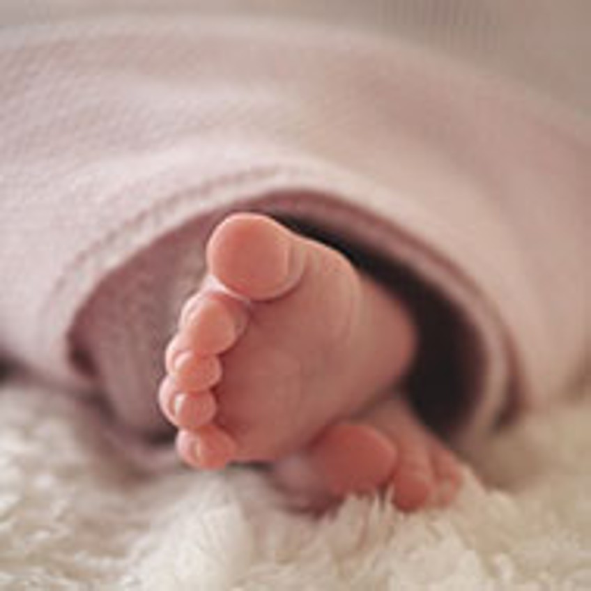 Schlagzeilen - Babyfüße unter rosa Decke