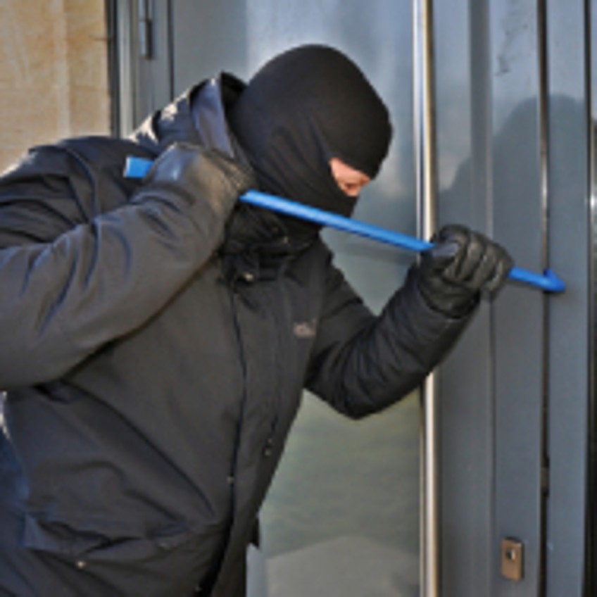 Schlagzeile - Einbrecher mit Brecheisen am Fenster