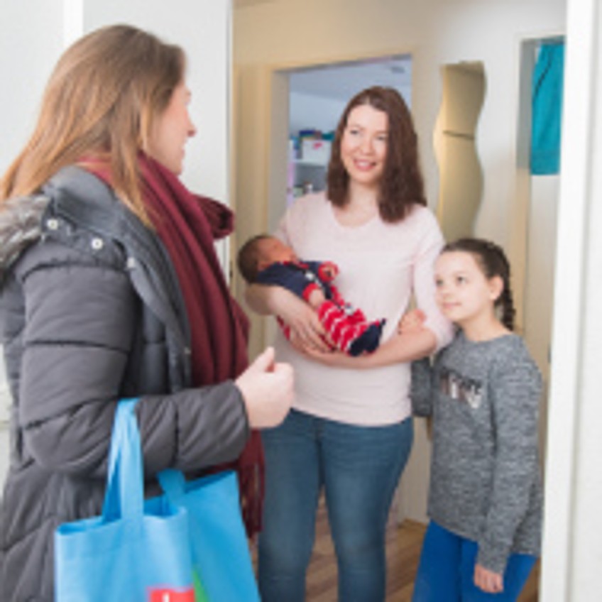 Schlagzeile - Kiwi-Mitarbeiterin besucht Familie