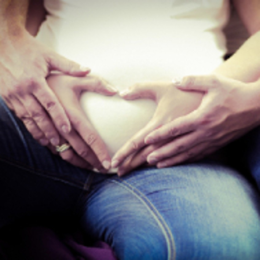 Schlagzeilen - Hände liegen auf Bauch einer Schwangeren