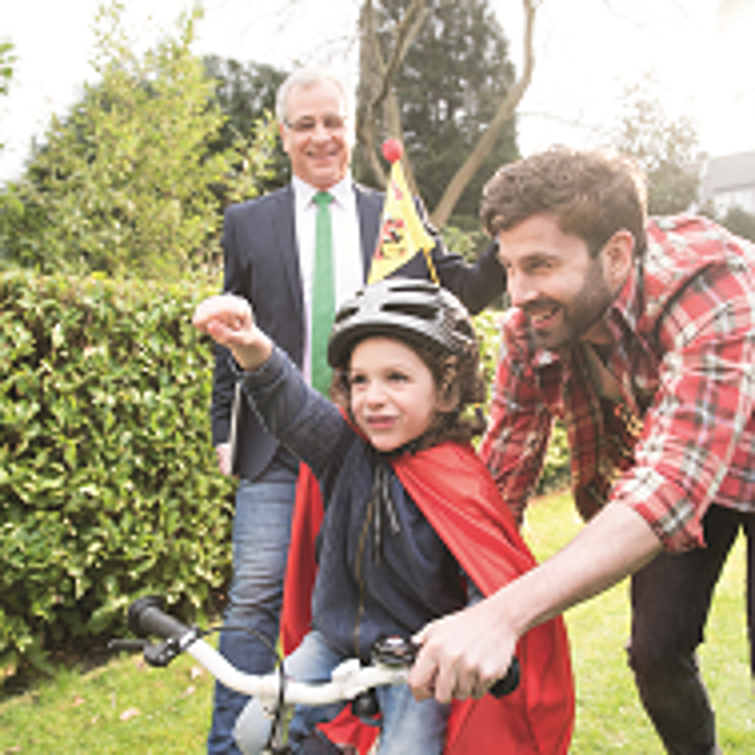 Schlagzeilen - Vater spielt mit Sohn im Garten