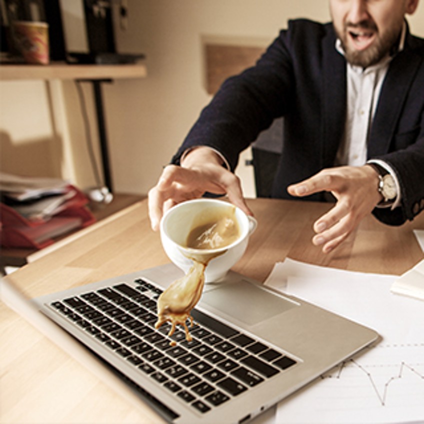 Schlagzeilen - Mann schüttet Kaffee auf Laptop