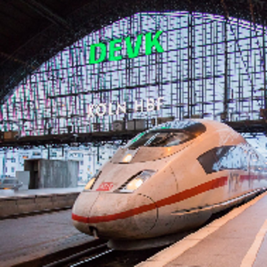 Schlagzeilen - ICE fährt in Bahnhof ein