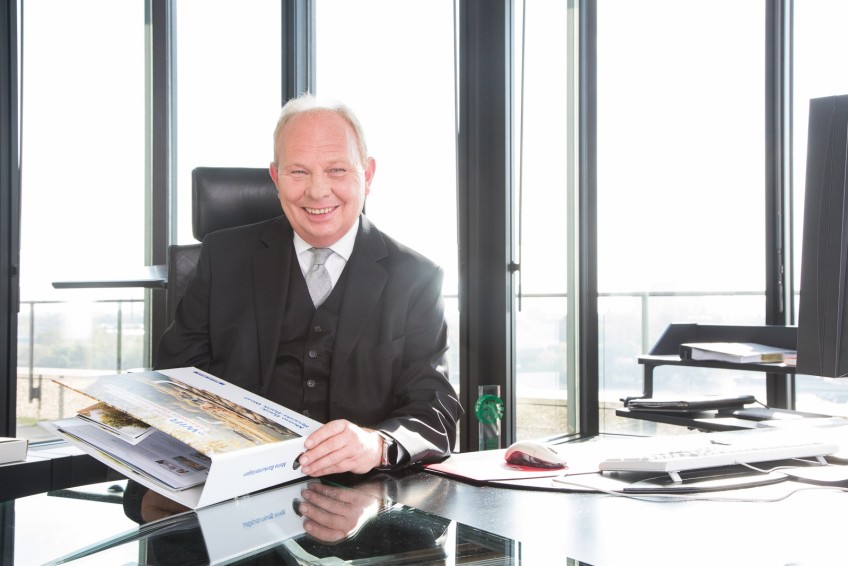 Schlagzeile - Gottfried Rüßmann sitzt am Schreibtisch