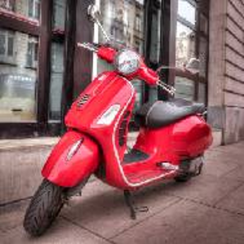 Schlagzeile - rotes Moped
