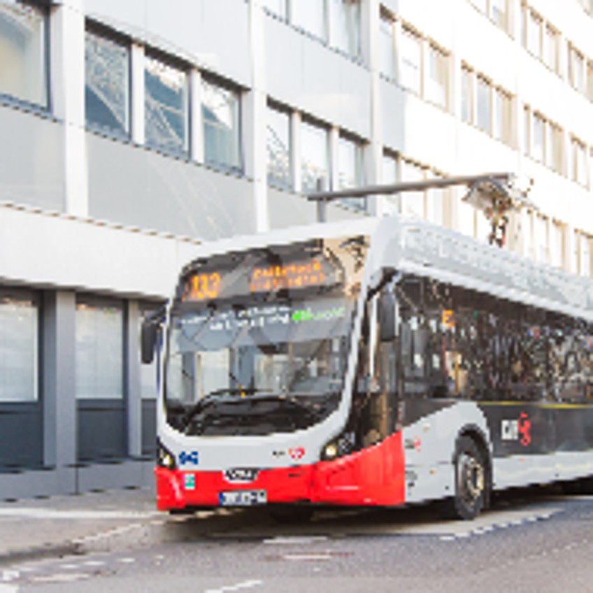  Elektrobus in der Stadt 