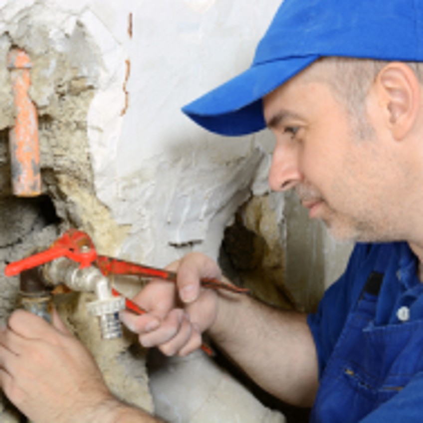 Schlagzeilen - Handwerker arbeitet an Wasserleitung