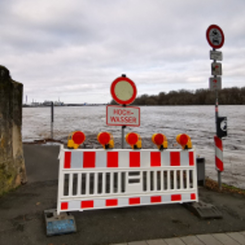 Schlagzeilen - abgesperrtes Rheinhochwasser