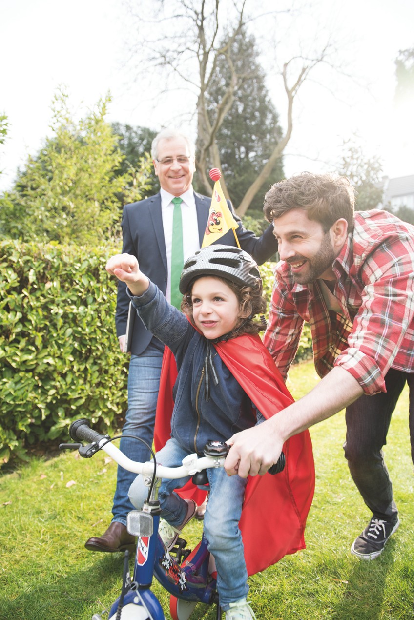 Schlagzeile - Vater schiebt Kinderrad