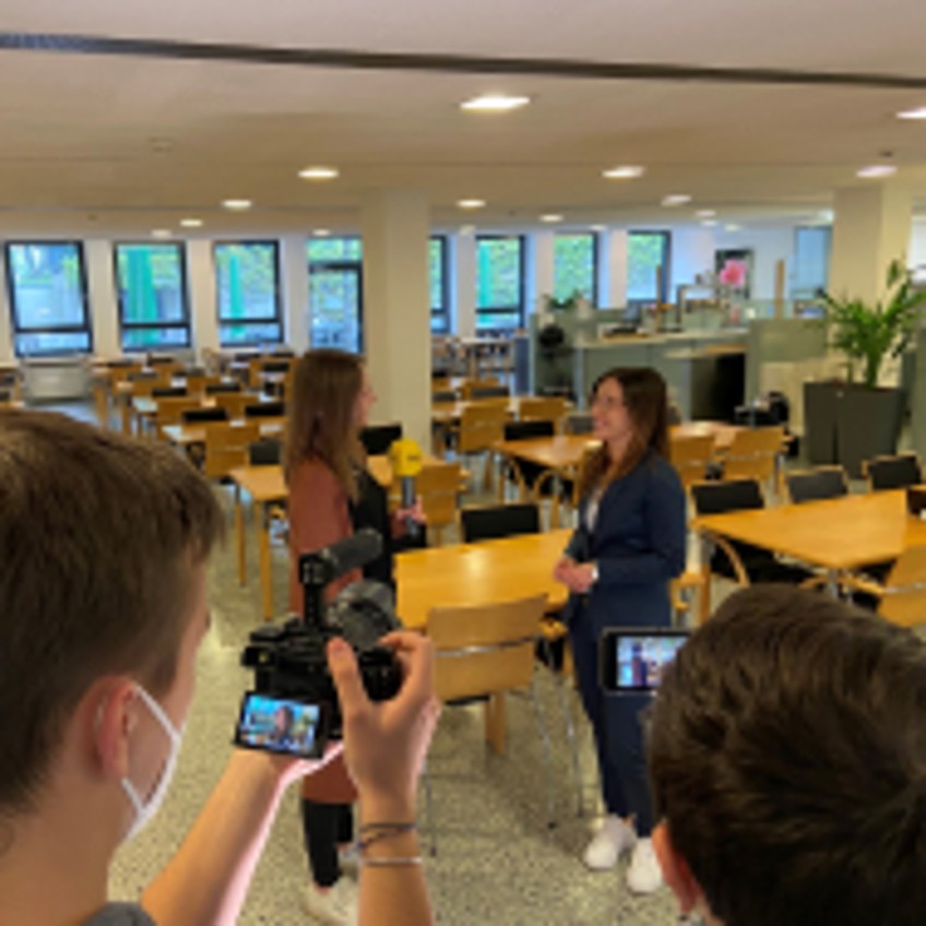 Job-Hoppering vom Radio Köln besucht Anika Dürscheid in der DEVK Zentrale