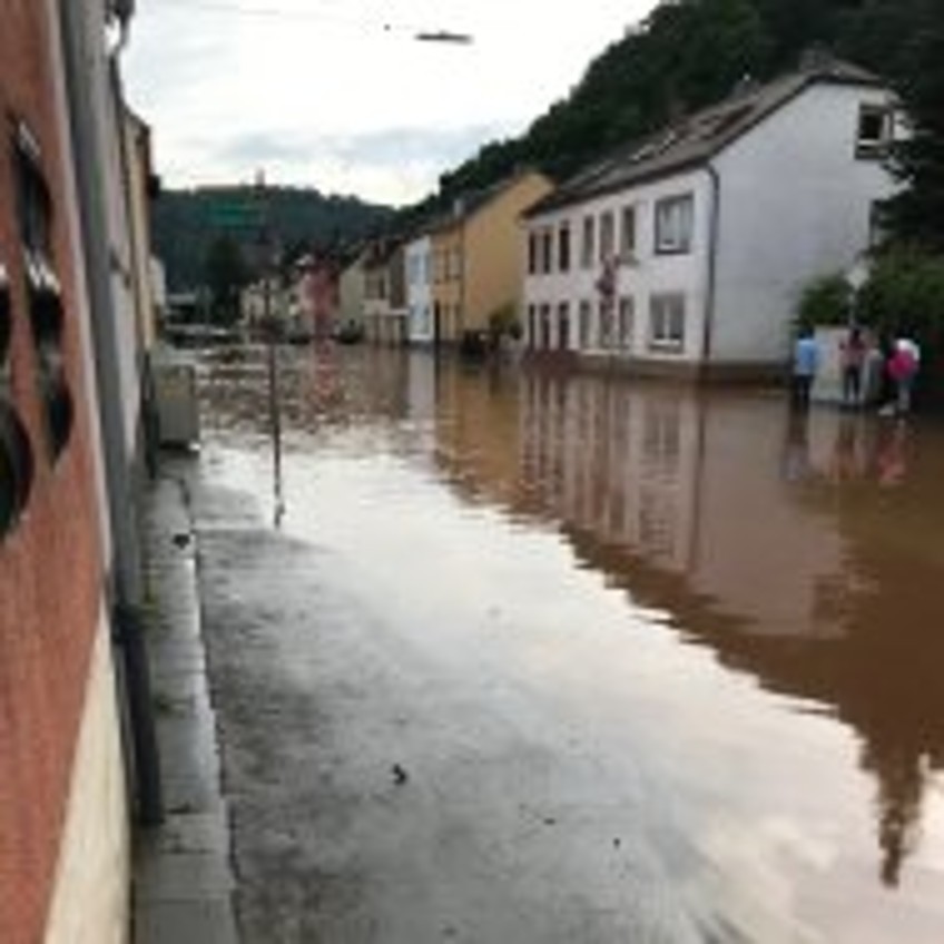 Schlagzeile - Überflutung durch Unwetter