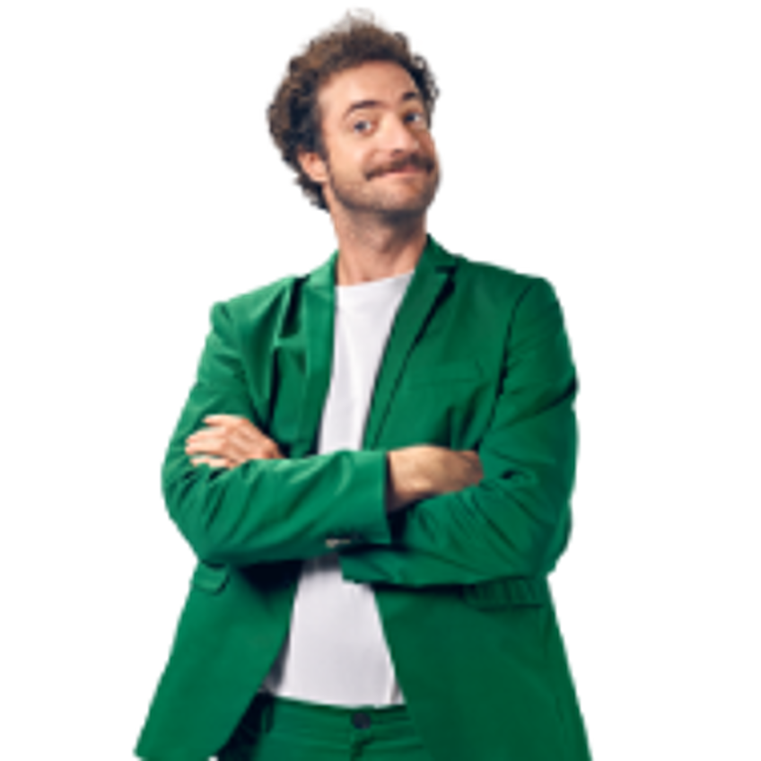 Mann im grünen Anzug mit verschrenkten Armen