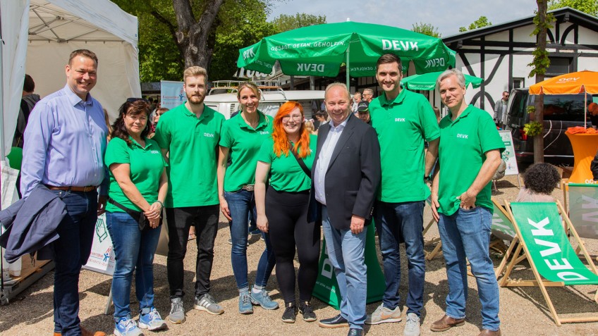 Das DEVK-Team gemeinsam mit Gottfried Rüßmann am Benefizrenntag