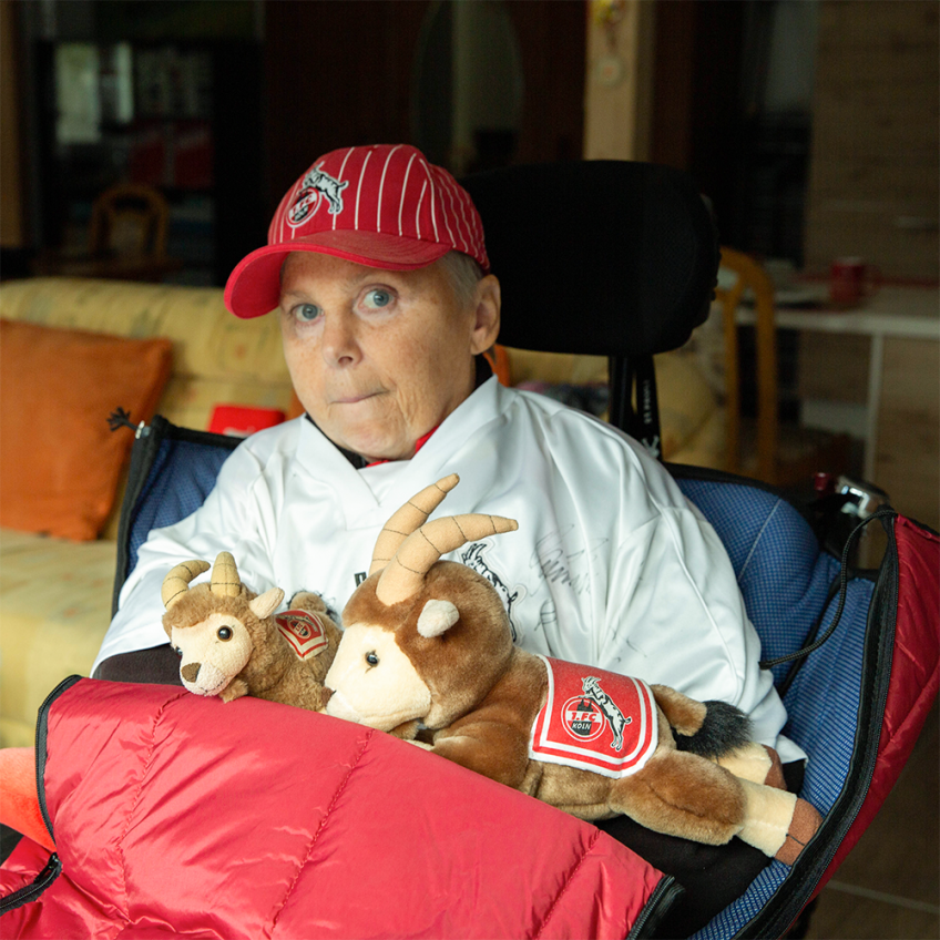 FC-Fan-Ikone Ruth freut sich mit Hennes