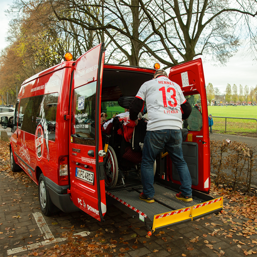 FC-Fan-Ikone Gottfried parkt am Stadion