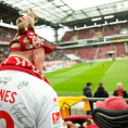FC-Fan-Ikone Gottfried schaut live ein FC-Spiel