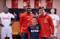 Priceless Moments: FC-Spieler lassen sich mit Fan fotografieren