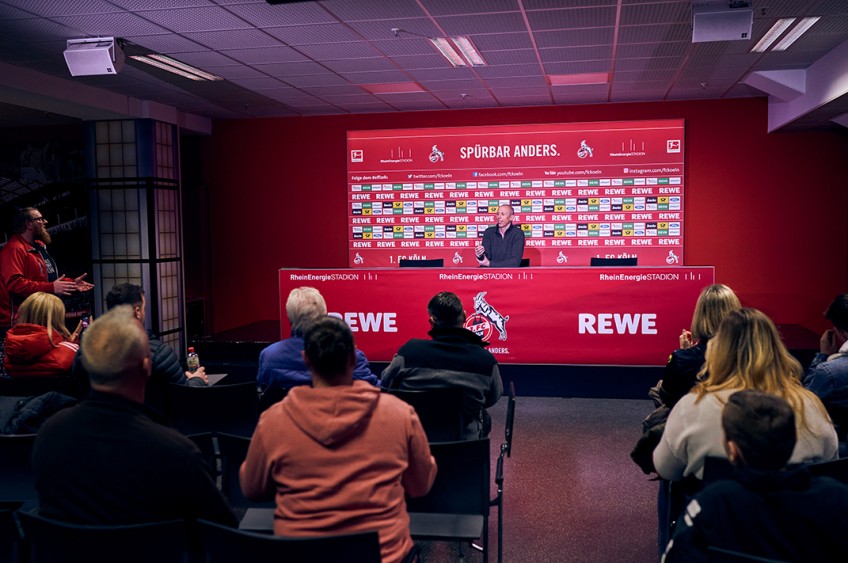 Priceless Moments: FC-Fans sitzen im Presseraum des Stadions