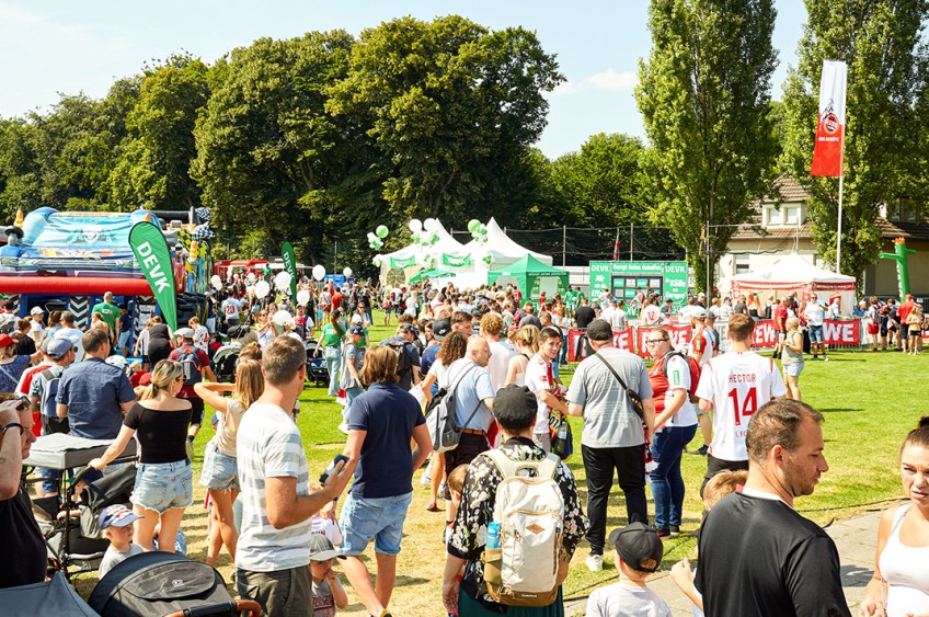 Aktionen rund um Stadion: Besucher am DEVK-Aktionsstand