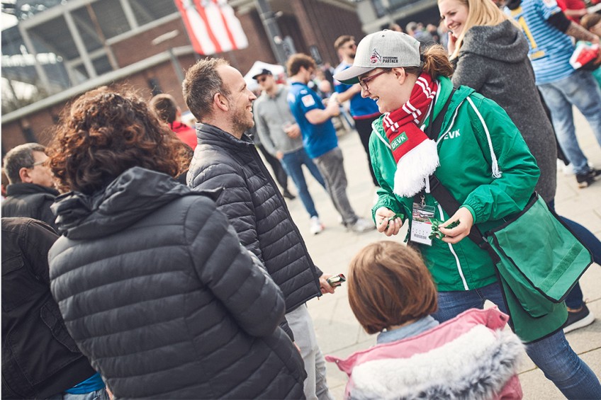 Aktionen rund ums Stadion: DEVK-Mitarbeiter verteilt Give-aways