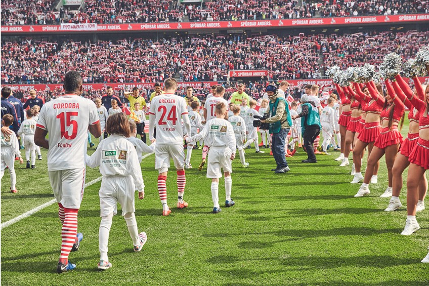 Aktionen rund ums Stadion: Einlaufkinder betreten den Rasen