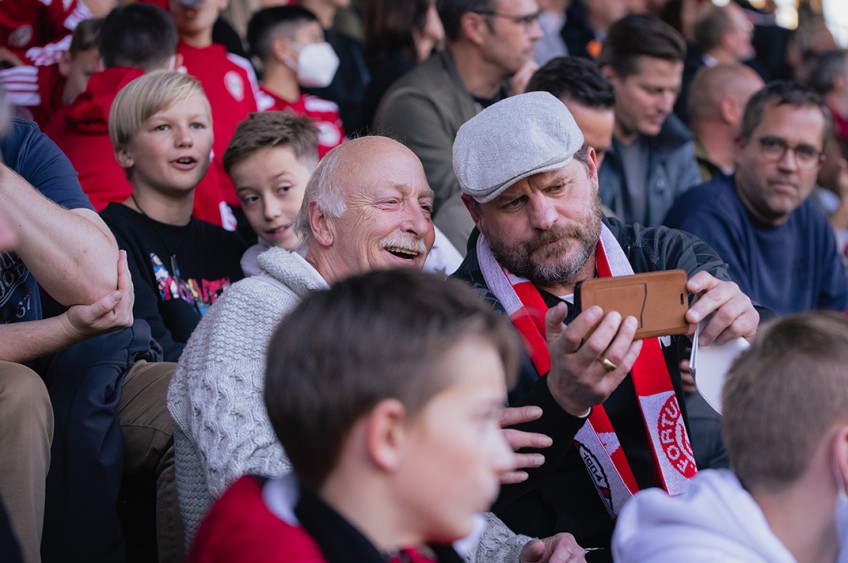 Aktionen Stiftung 1. FC Köln und DEVK: FC-Trainer macht Foto mit Fan