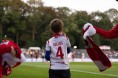 Aktionen Stiftung 1. FC Köln und DEVK: Kind schaut vom Seitenrand dem Spiel zu