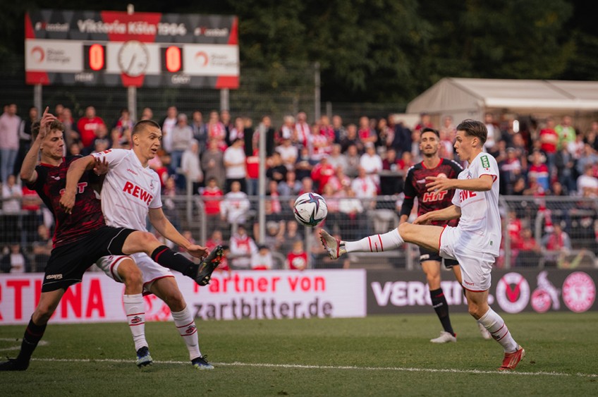 Aktionen Stiftung 1. FC Köln und DEVK: Zweikampf während des Spiels