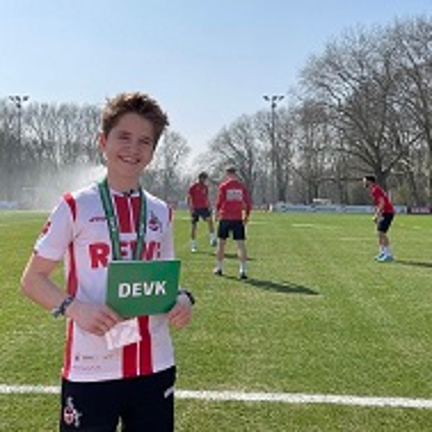 Partnerschaft 1. FC Köln: Kinderreporter Robin neben FC-Spielern