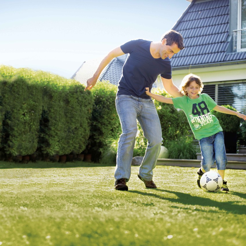 Sonderkonditionen: Vater und Sohn spielen Fußball