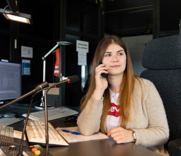 Berufshaftpflichtversicherung Verkehrsunternehmen - Frau telefoniert am Schreibtisch