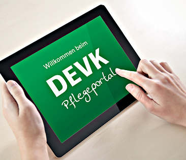 DEVK-Pflegeportal - Hände bedienen Tablet