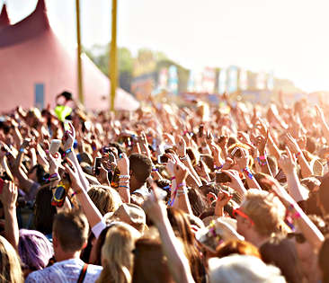 Veranstaltungshaftpflichtversicherung - Zuschauermenge beim Open-Air-Konzert