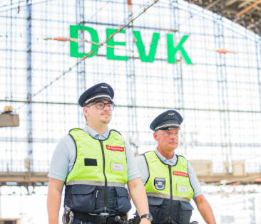 Rechtsschutzversicherung - zwei Sicherheitsmitarbeiter der DB auf Bahngleis