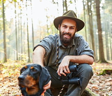 Jagdhaftpflichtversicherung: Jäger mit Hund im Wald