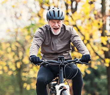 E-Bike-Versicherung - Mann und Frau fahren E-Bike