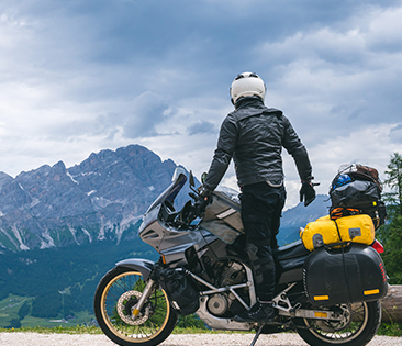 Motorradversicherung - Mann mit Motorrad